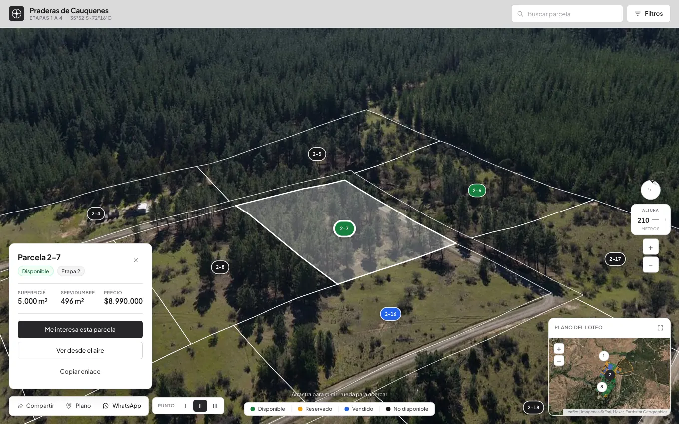 El visor en un computador: la parcela 2-7 resaltada sobre la fotografía aérea, con su ficha
                mostrando 5.000 m², $8.990.000 y el botón «Me interesa esta parcela».
